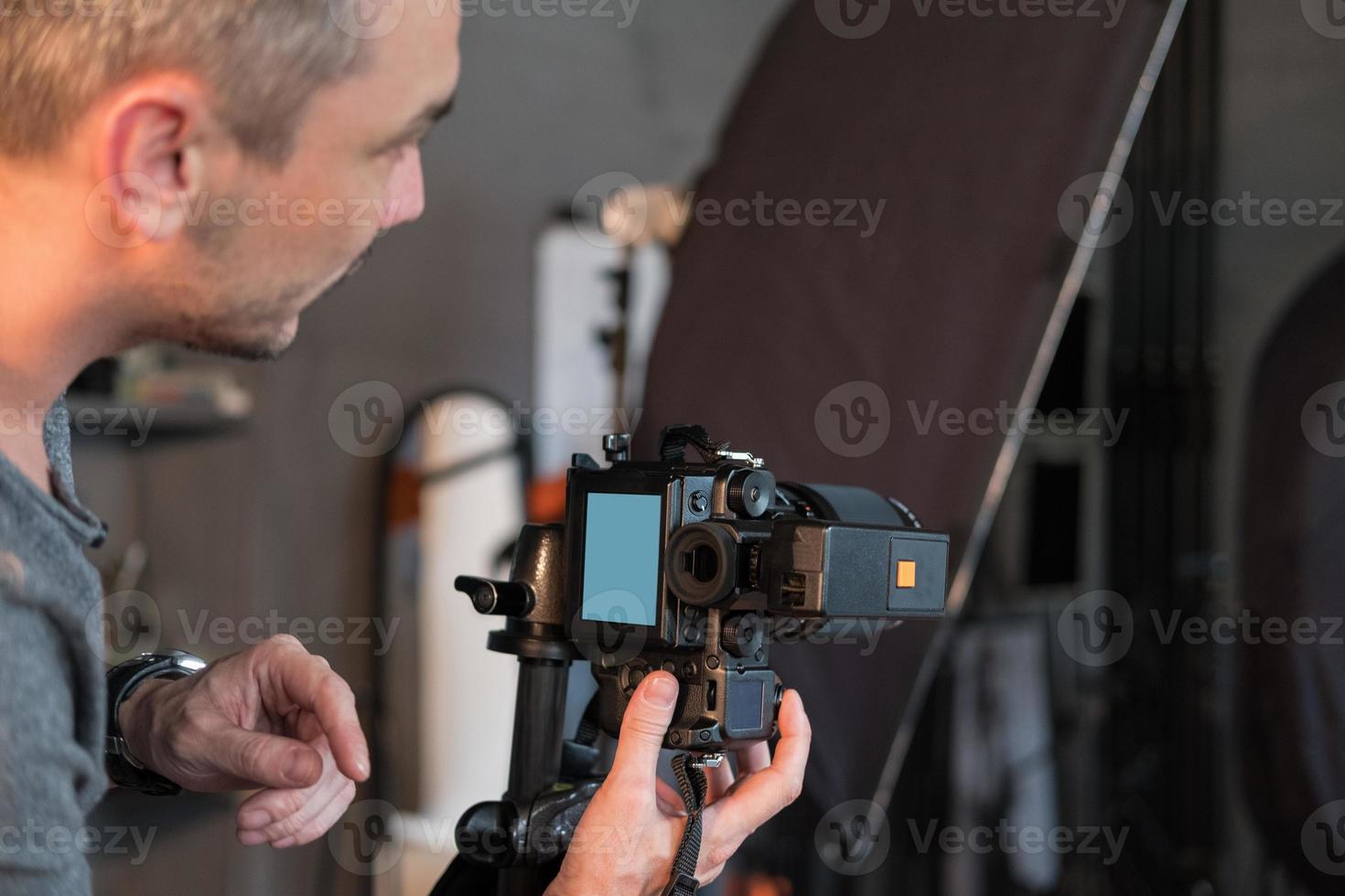 Fotograf bei der Aufnahme im Studio foto