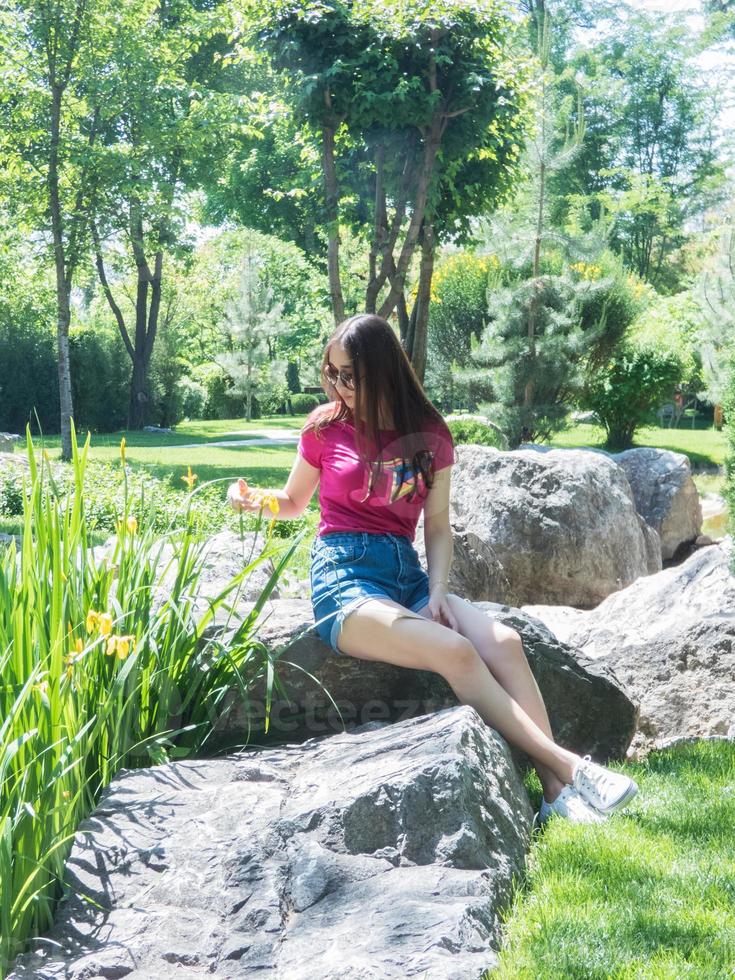 junges Mädchen in einem malerischen Park foto