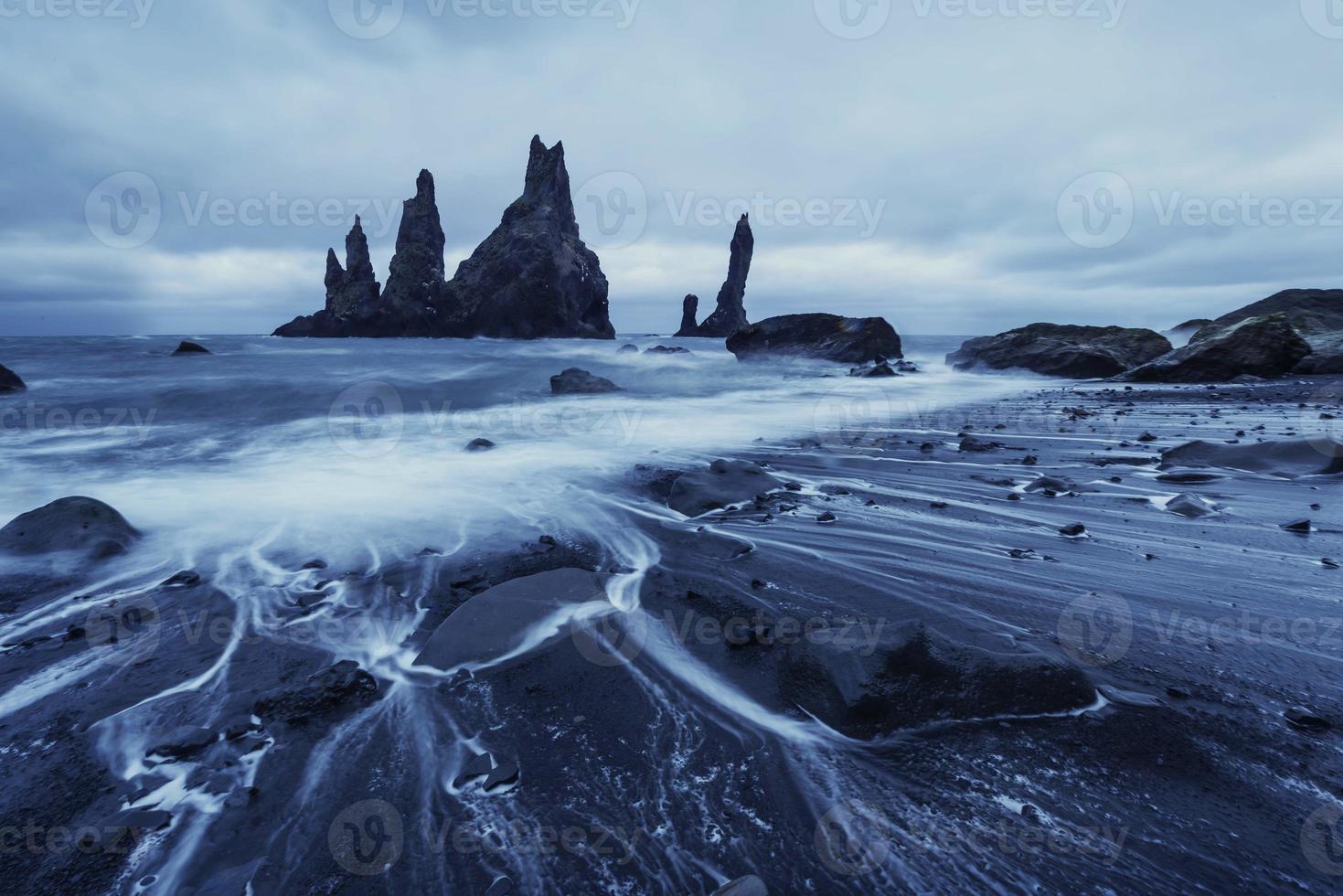 die Felsentrollzehen. Reynisdrangar-Klippen. schwarzer Sandstrand foto