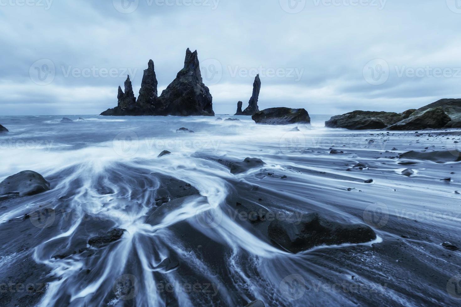 die Felsentrollzehen. Reynisdrangar-Klippen. schwarzer Sandstrand foto