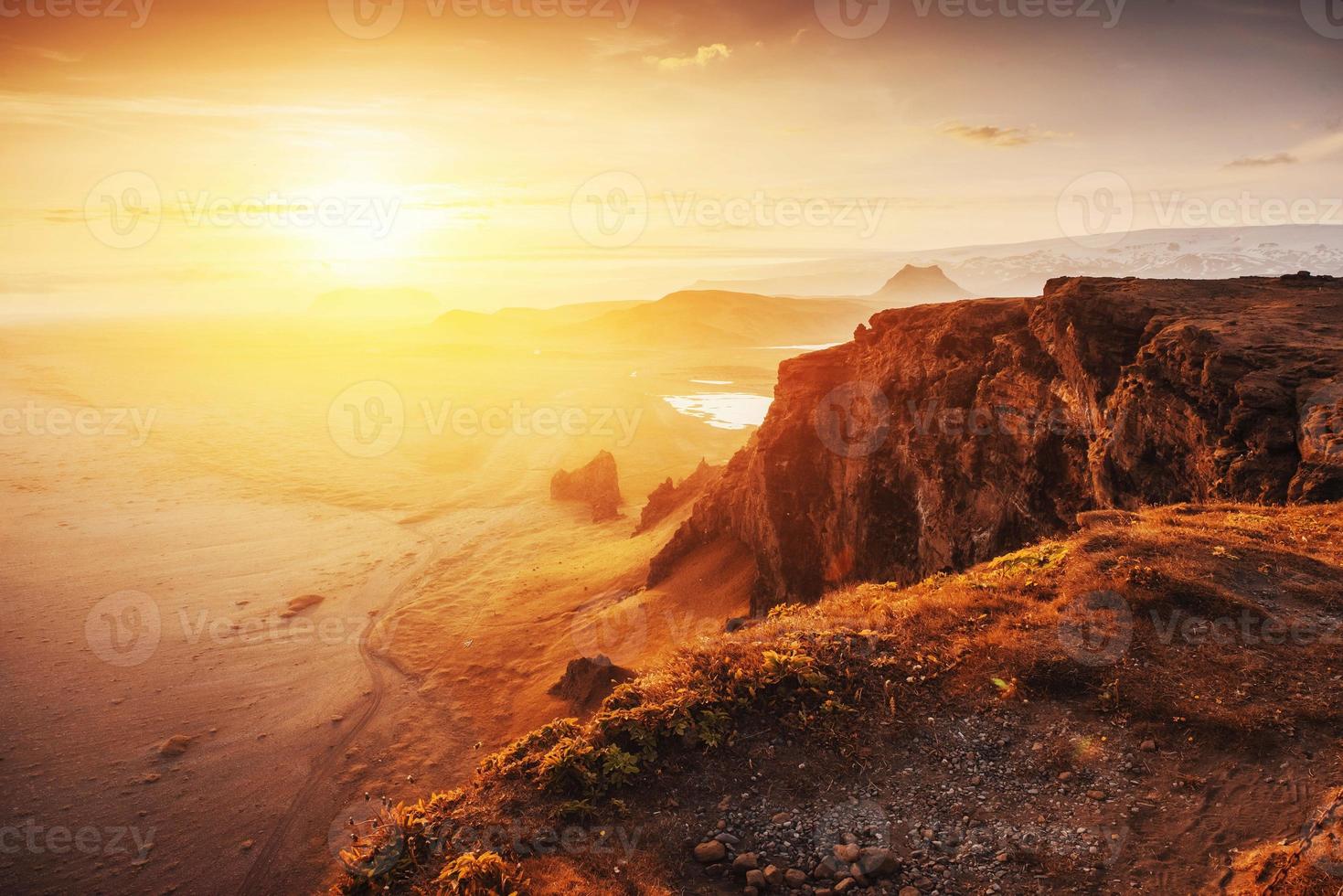 bunter Sonnenuntergang über den Bergen. fantastische Aussicht auf die Länder foto