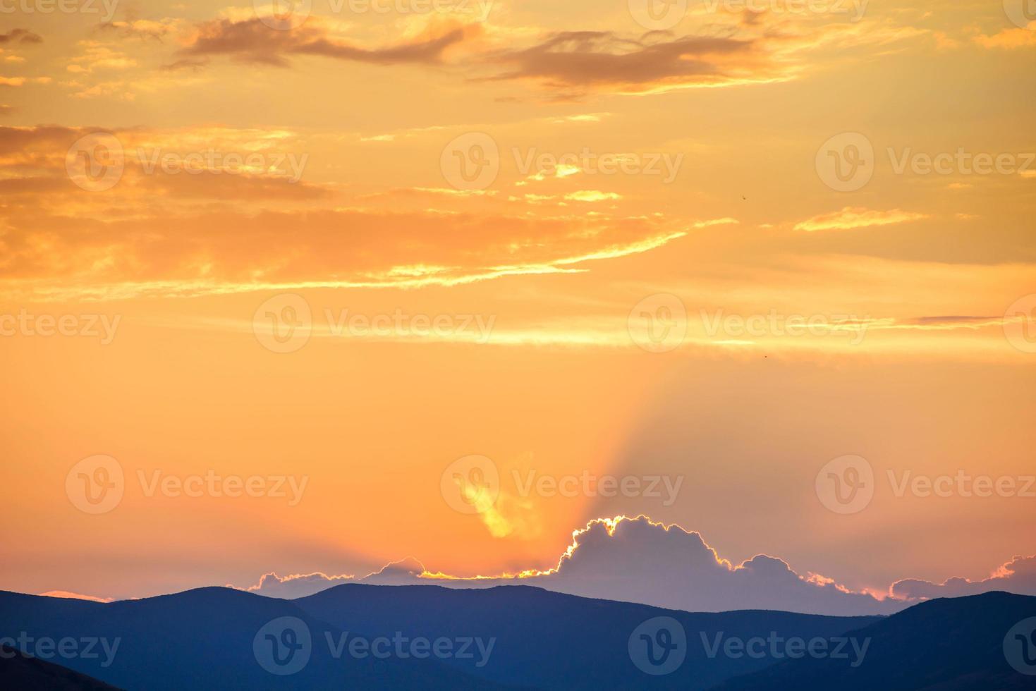 Dramatischer Himmel über der Bergsilhouette foto