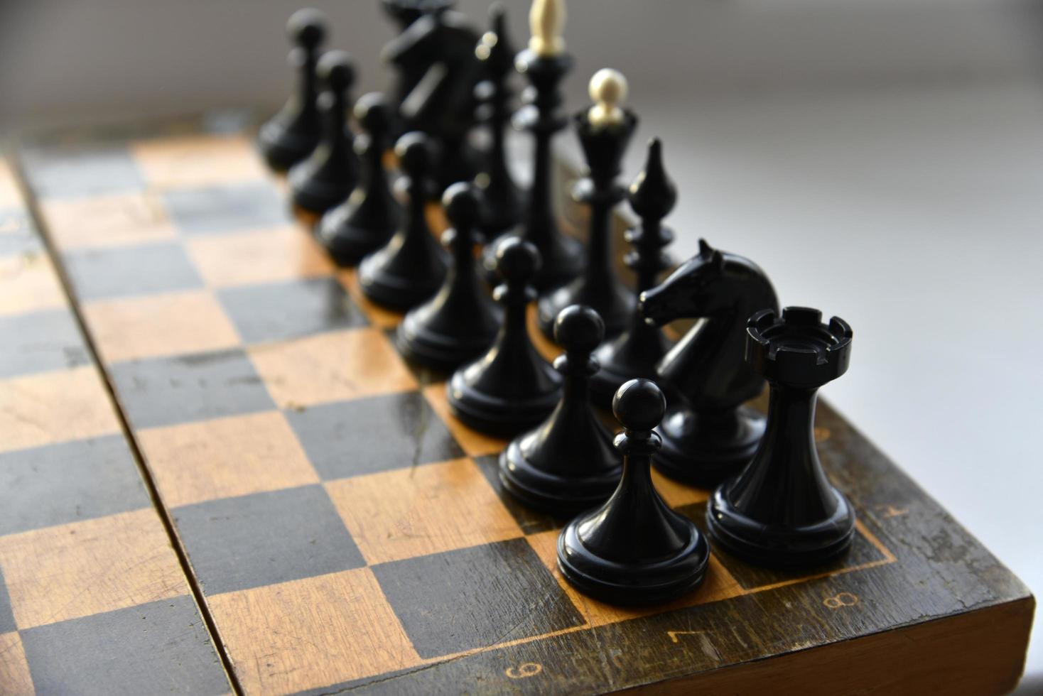 schach stück schwarz auf dem schachbrett weißen - Stockfoto