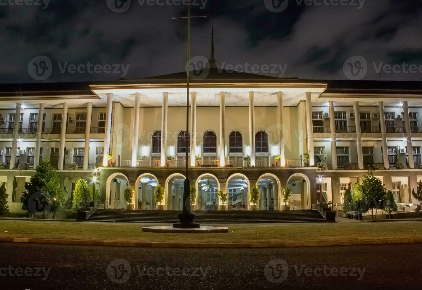 ugm-zentrales gebäude in yogyakarta indonesien bei nacht. foto