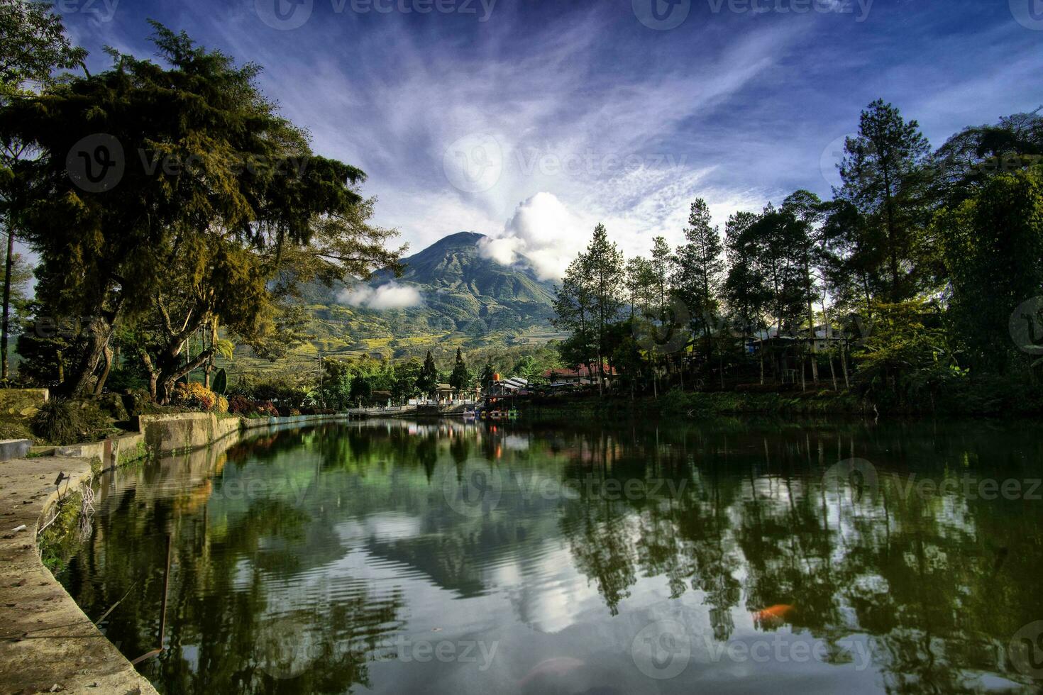 Naturtapete Bedakah-See am Morgen im Dorf Bedakah, Distrikt Wonosobo, Indonesien. foto