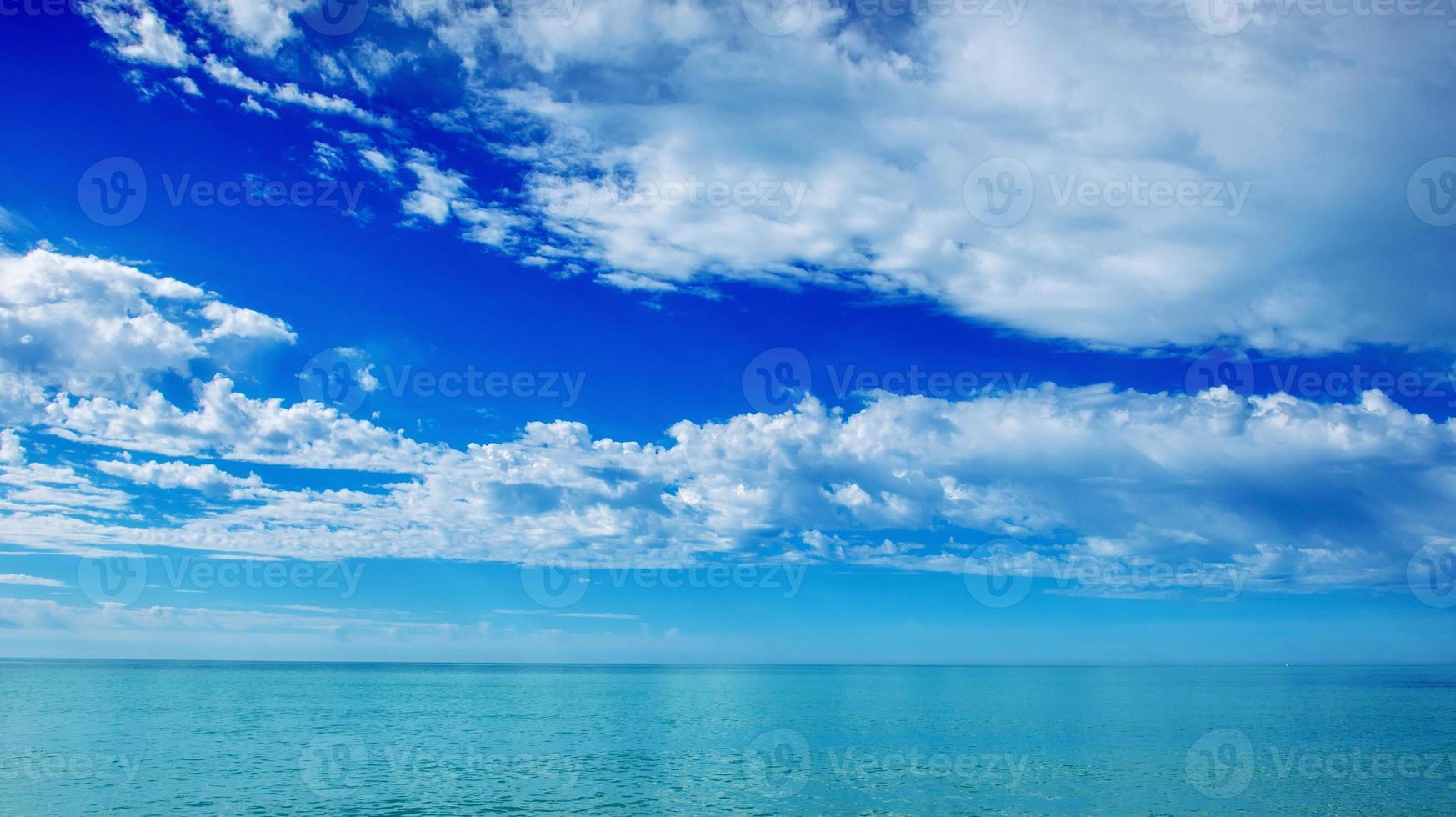 blauer Himmel über dem Meer foto