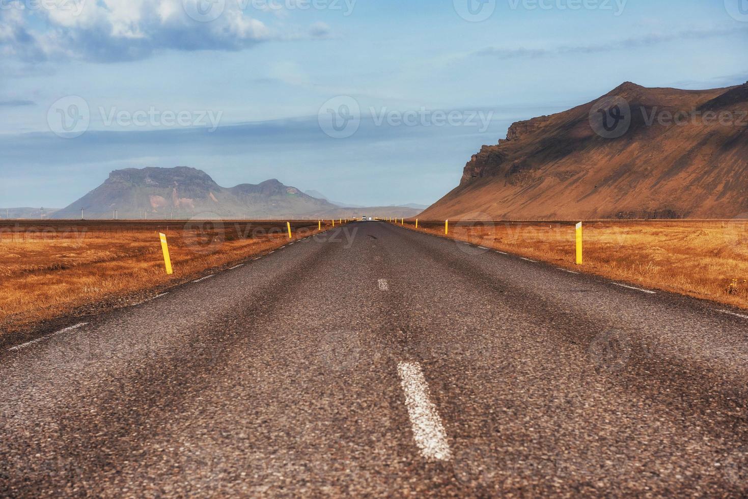 Asphaltstraße in die Berge. Schönheitswelt Island foto