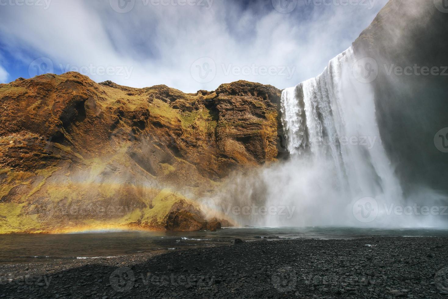 großer wasserfall skogafoss im süden von island in der nähe foto