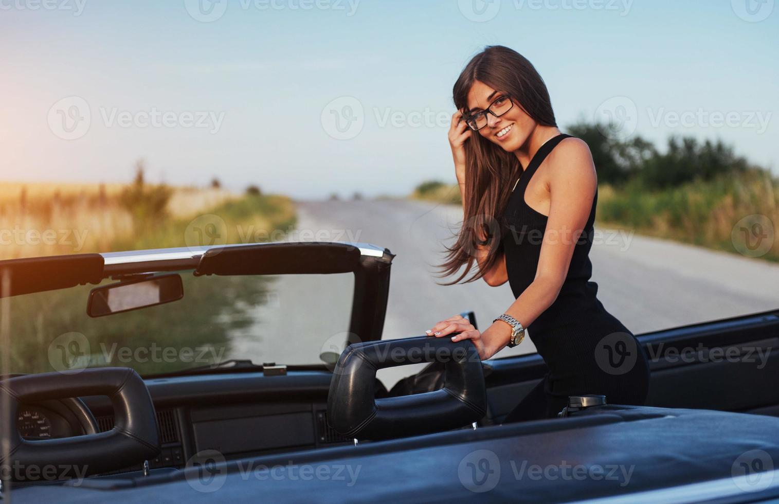 junge Frau bei einem Fotoshooting. sie posiert gerne foto