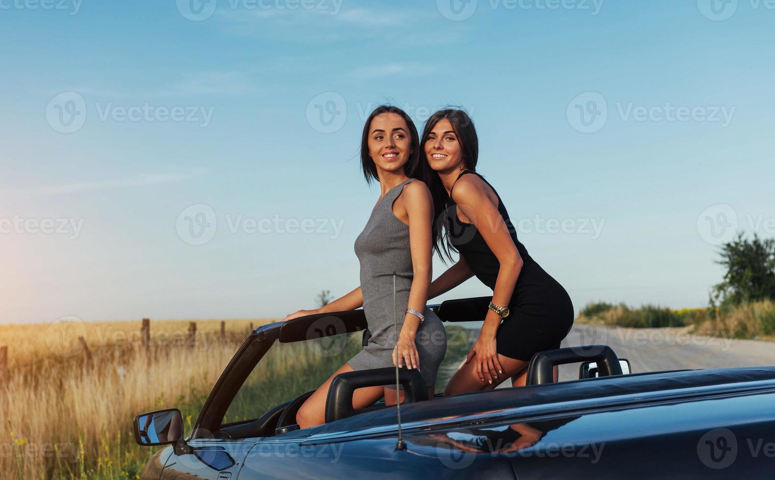 Schöne zwei Frauen sitzen in einem Cabrio foto