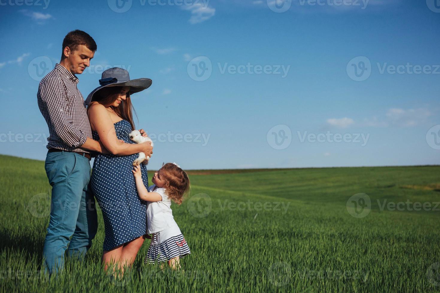 glückliche familie von drei menschen, die sich auf den straßen umarmen foto