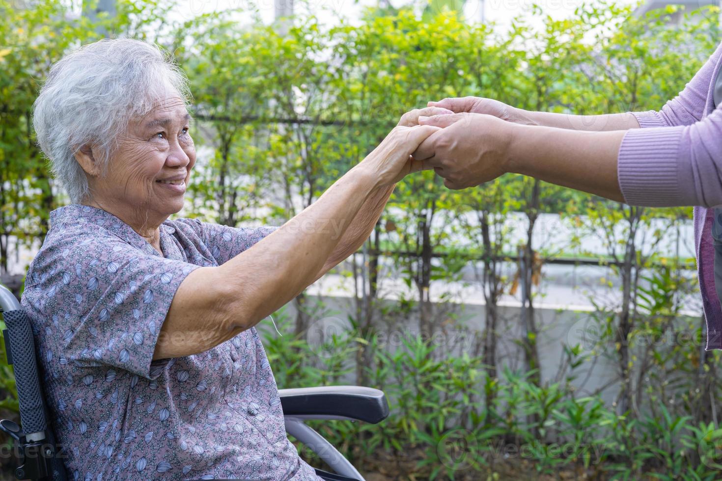Händchen haltend asiatische Senioren oder ältere Frauenpatienten mit Liebe, Sorgfalt, Ermutigung und Empathie im Park. foto
