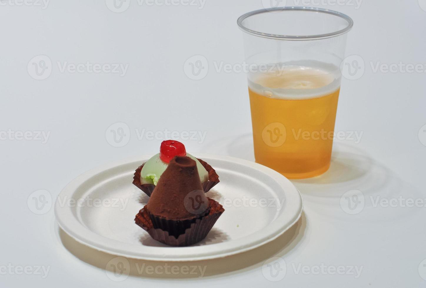 Kuchen und Bier auf einem weißen Tisch foto