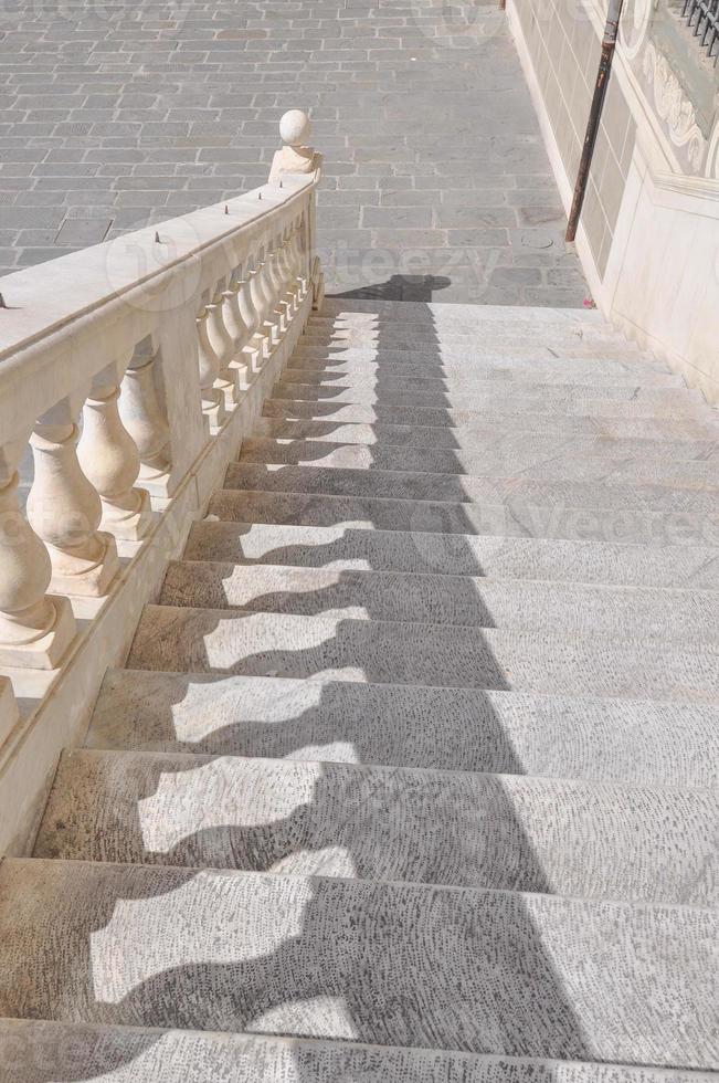 Detail der Stufen einer alten barocken Treppe foto