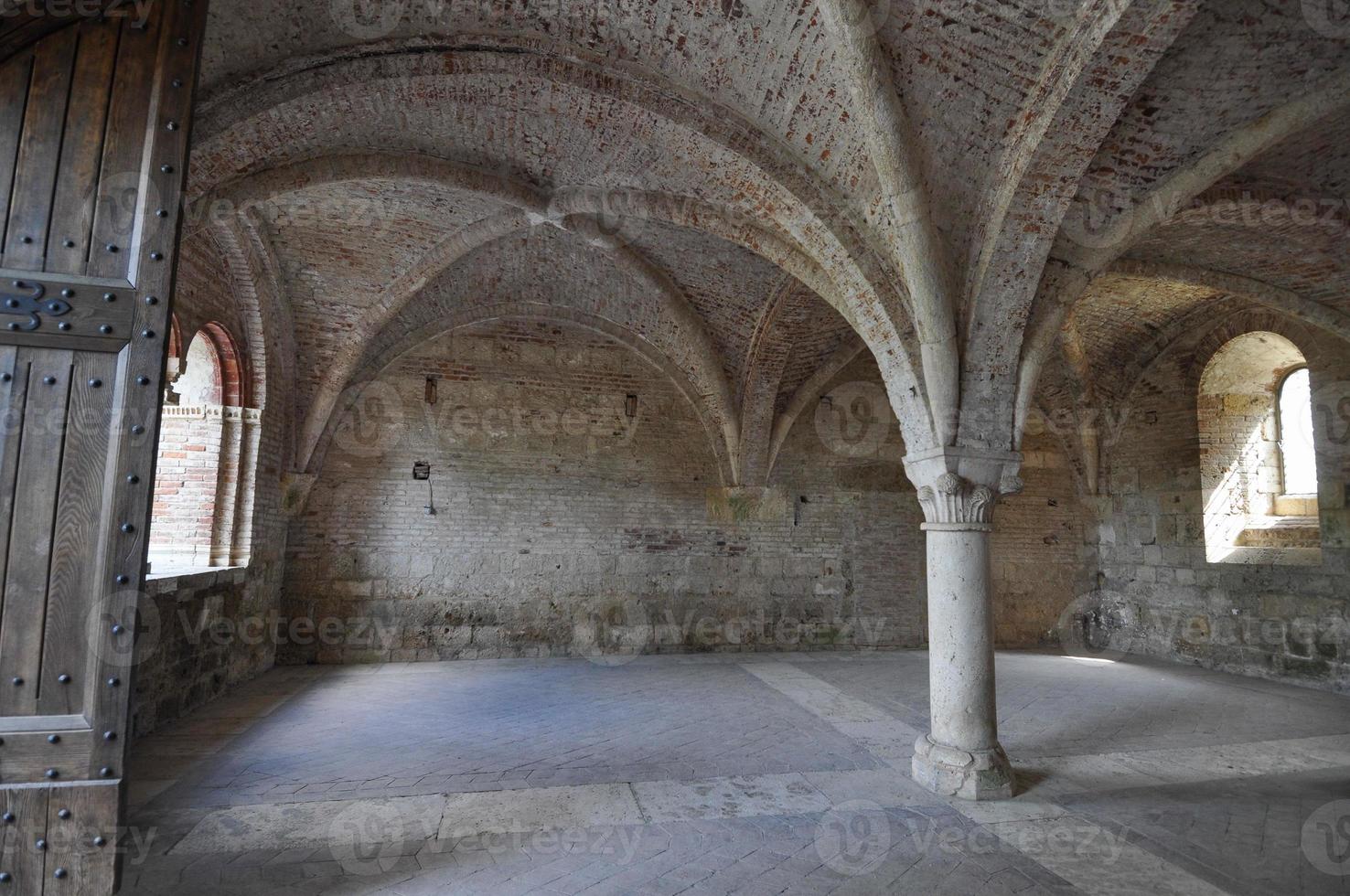 Ruinen der Abtei von St. Galgano in Chiusdino foto