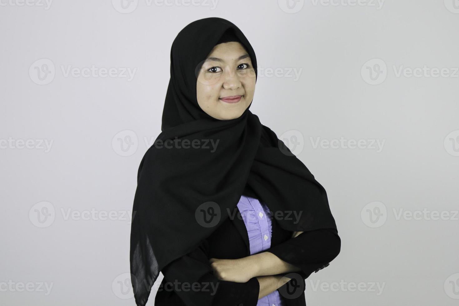 Lächeln asiatische islamische Geschäftsfrauen stehen Vertrauen. foto