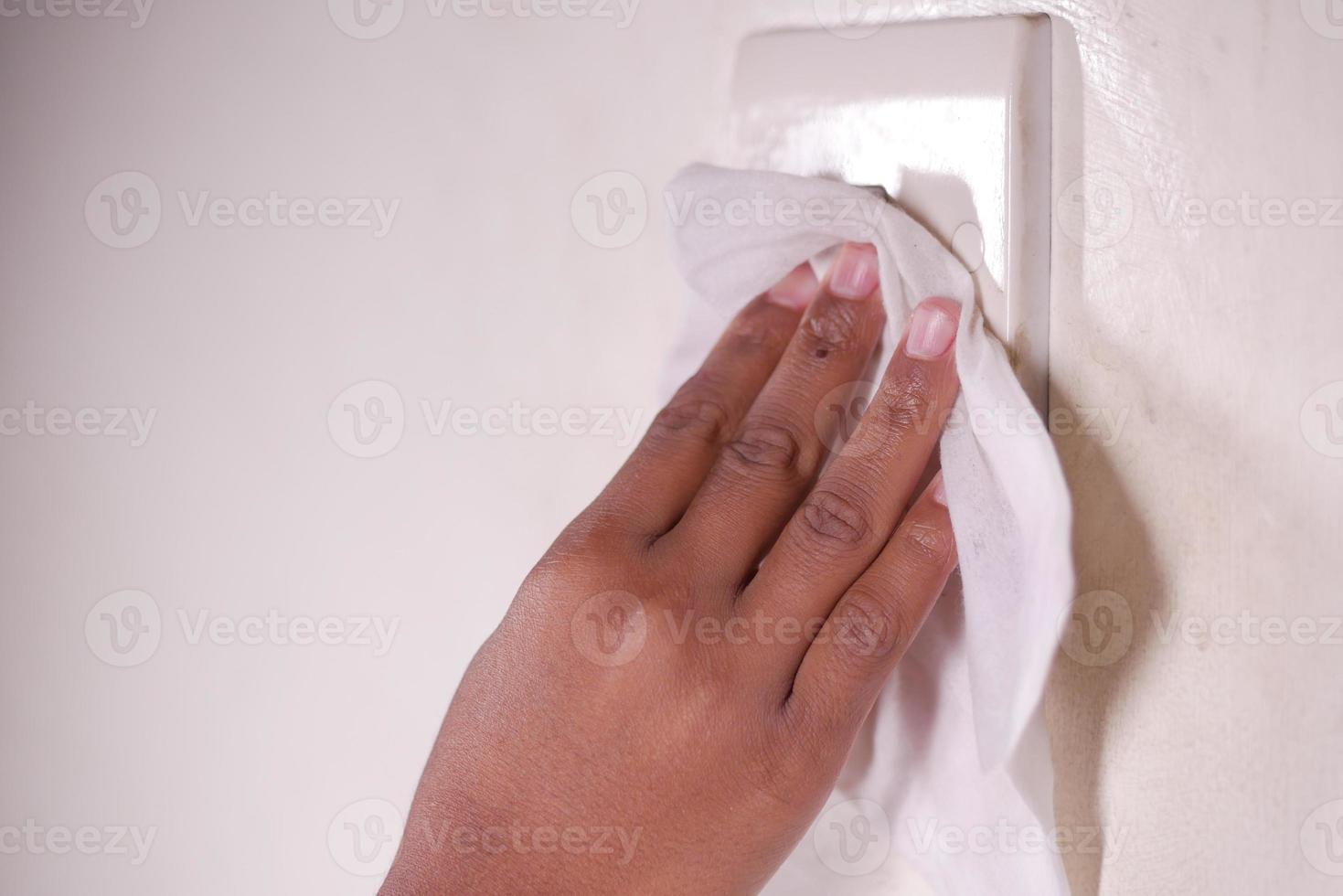 Nahaufnahme der Person Hand Reinigung Lichtschalter. foto