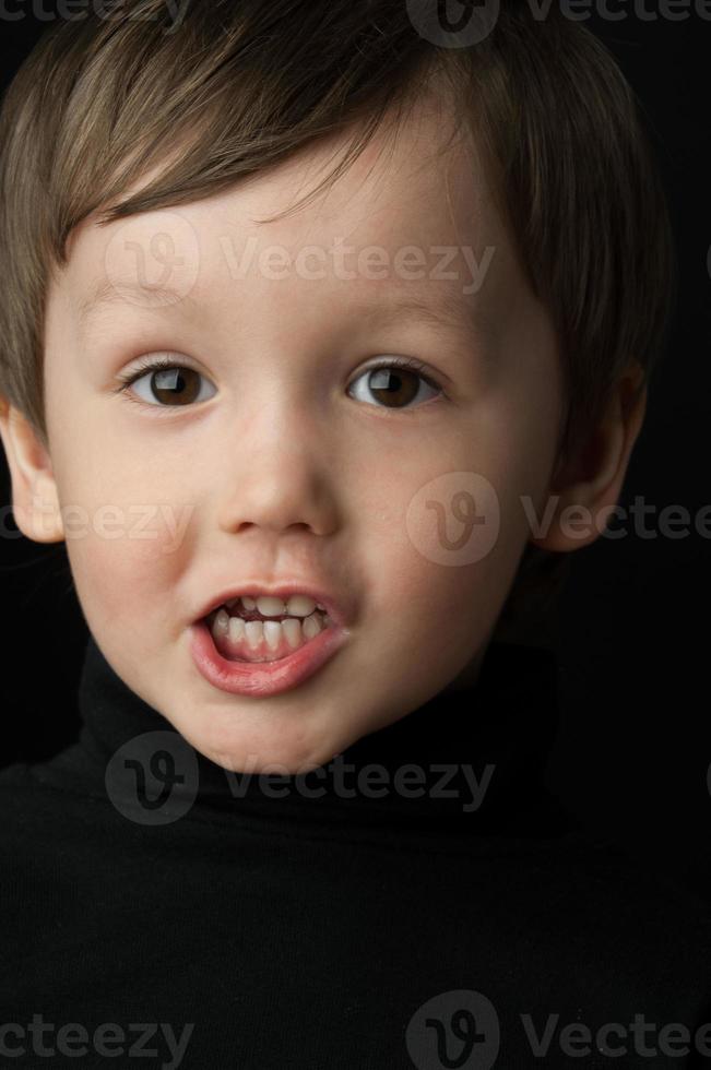Porträt eines kleinen Jungen foto