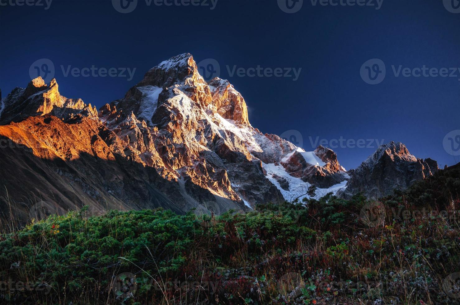 fantastische Landschaft und schneebedeckte Gipfel im ersten Morgenlicht. foto