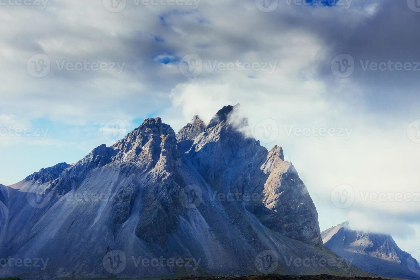 Island Berge bei Sonnenuntergang schöner Frühlingstag foto