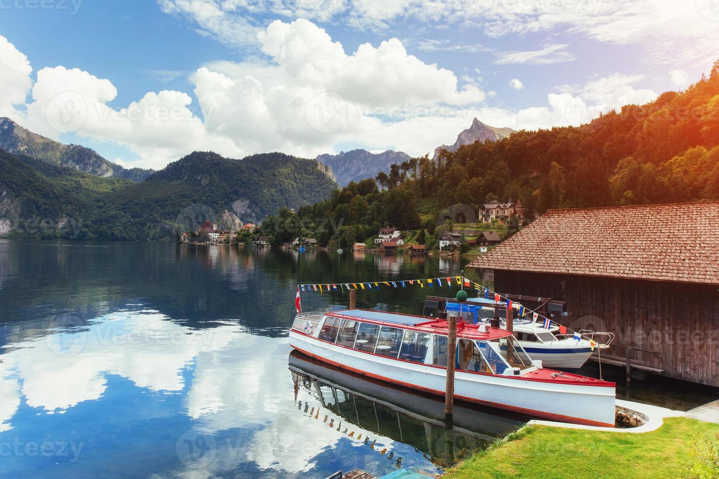 Boot auf einem See in Hallstatt. Österreich foto