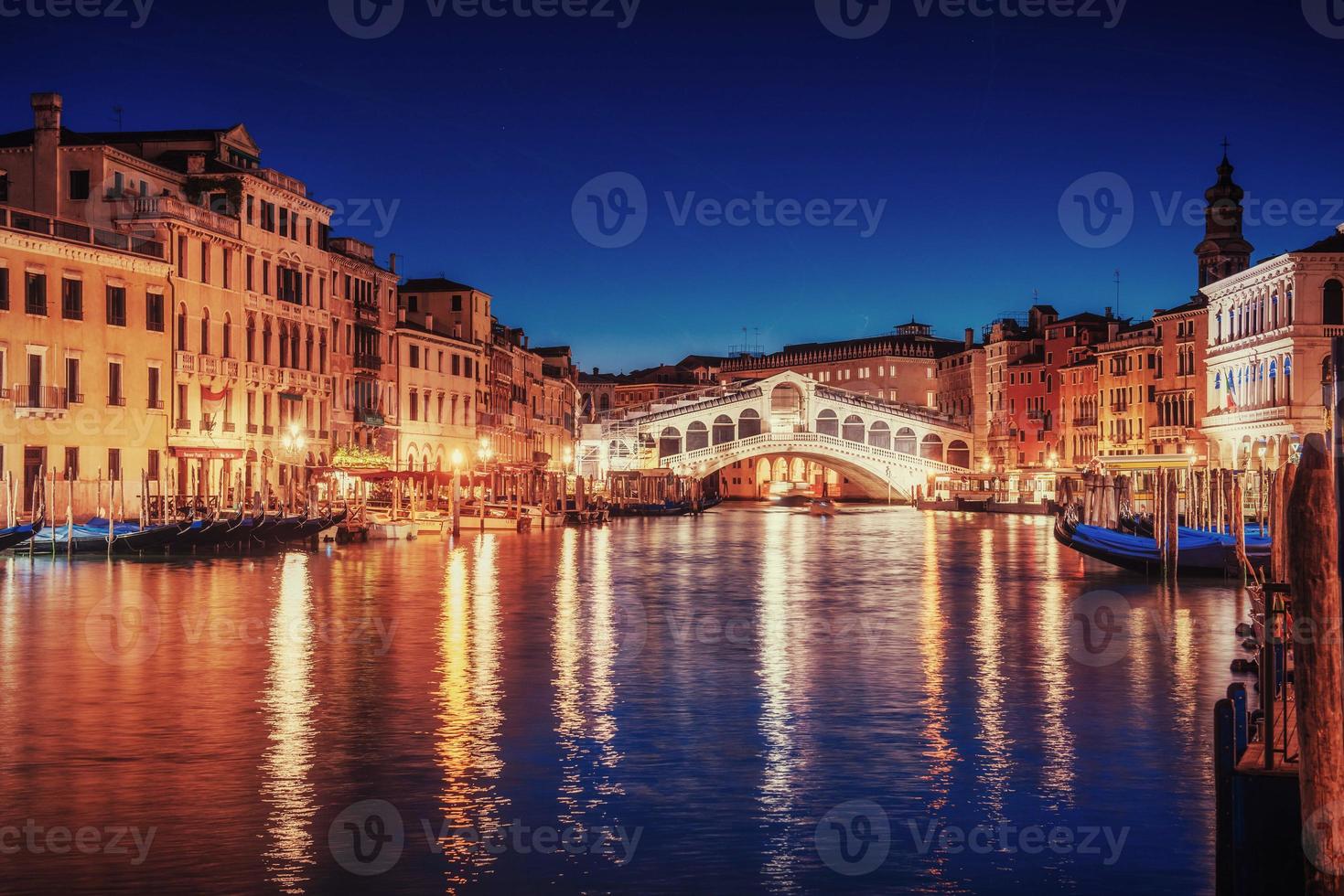 Stadtlandschaft. Rialtobrücke in Venedig, Italien foto