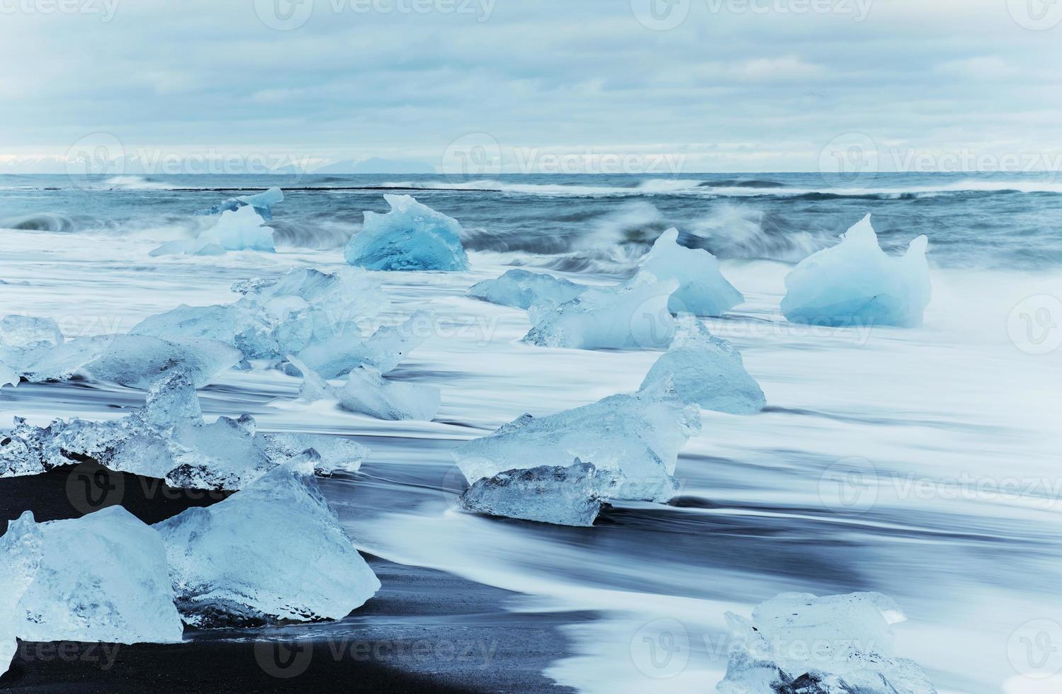 Gletscher am schwarzen Vulkanstrand, Island. foto