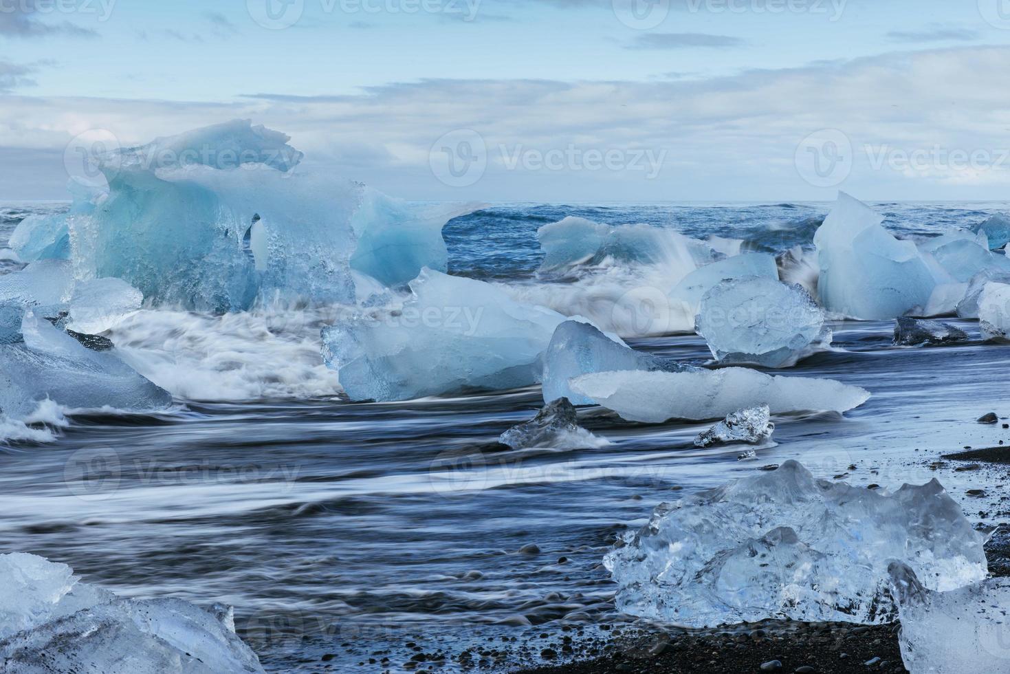 Gletscher am schwarzen Vulkanstrand Island foto