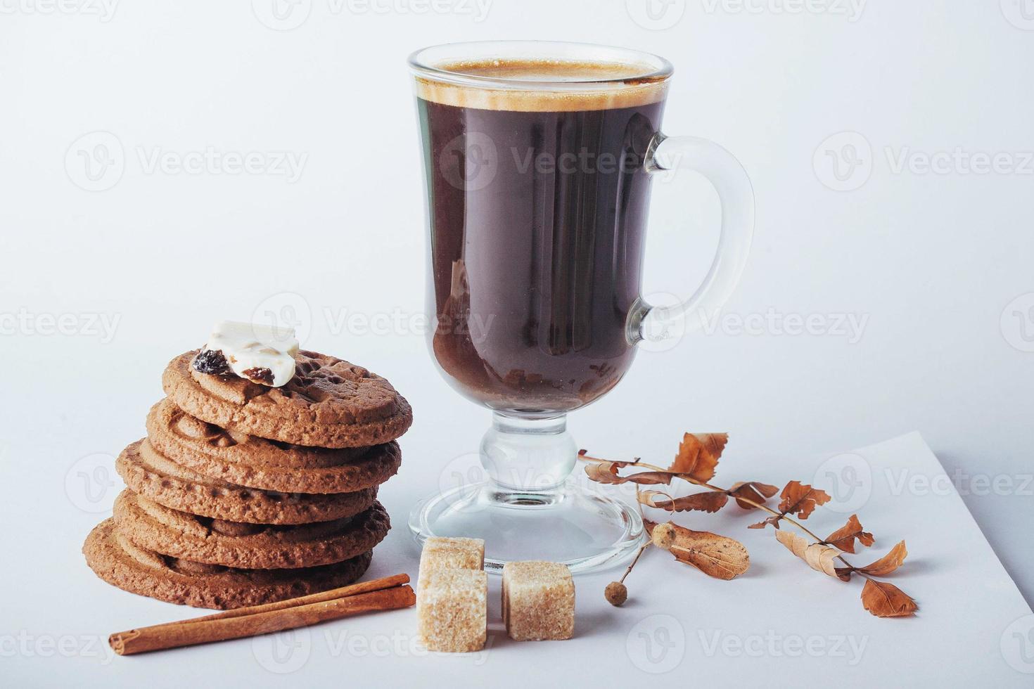 Glas Tasse heißen Kaffee mit Keksen und Schokolade foto