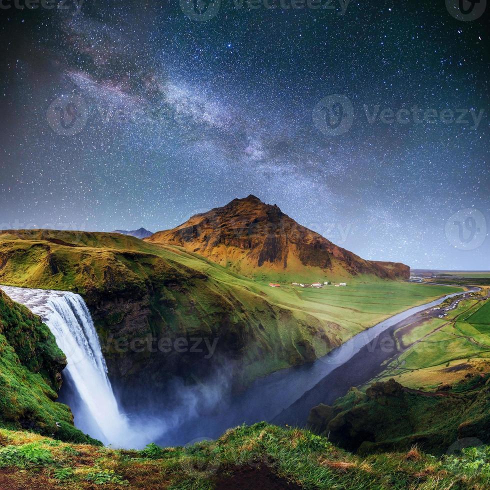 schöner Wasserfall. der Sternenhimmel und die Milchstraße. Island. foto