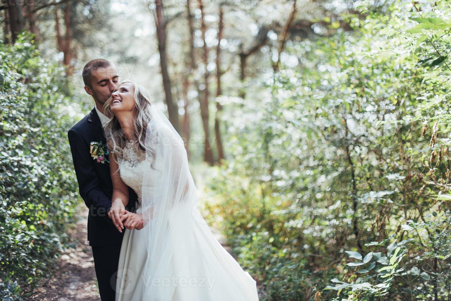 Bräutigam an ihrem Hochzeitstag in einem Park foto