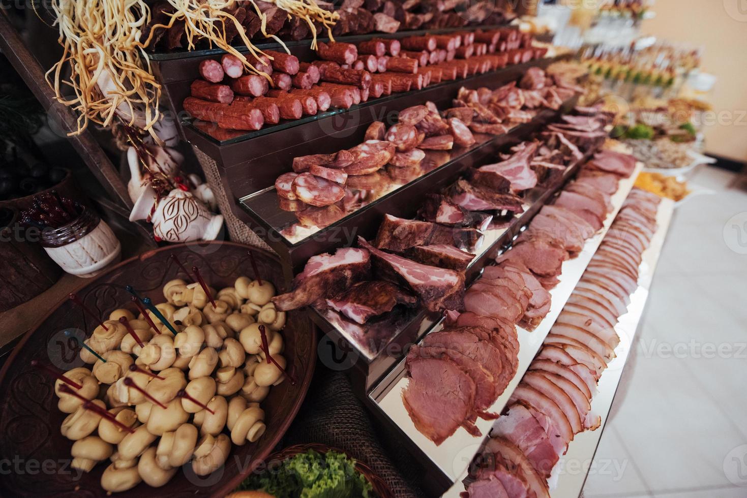 Basturma-Fleisch und Schinken-Käse-Pilze. foto