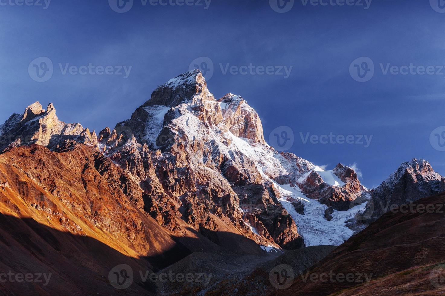 fantastische Landschaft und schneebedeckte Gipfel im ersten Morgenlicht. foto