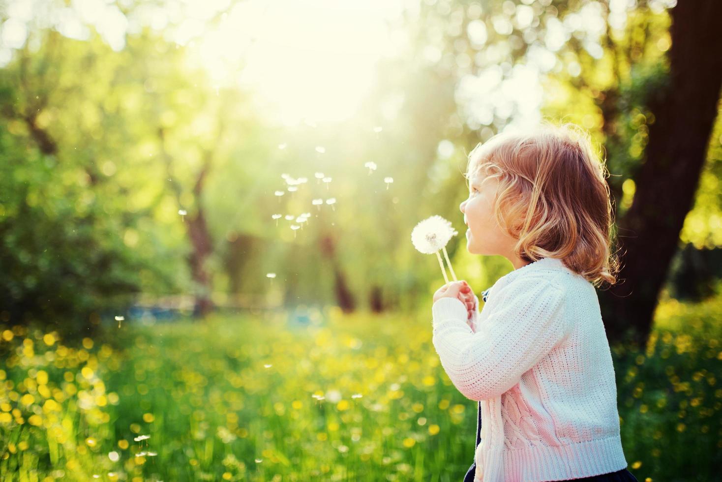 Kind mit Löwenzahn foto