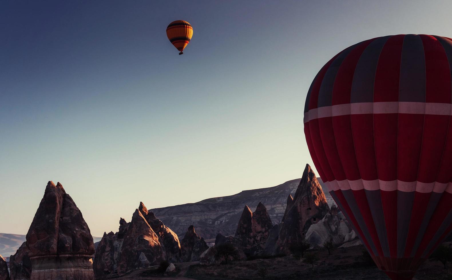 erstaunlicher sonnenuntergang über kappadokien. schöne farbige Luftballons. Truthahn foto