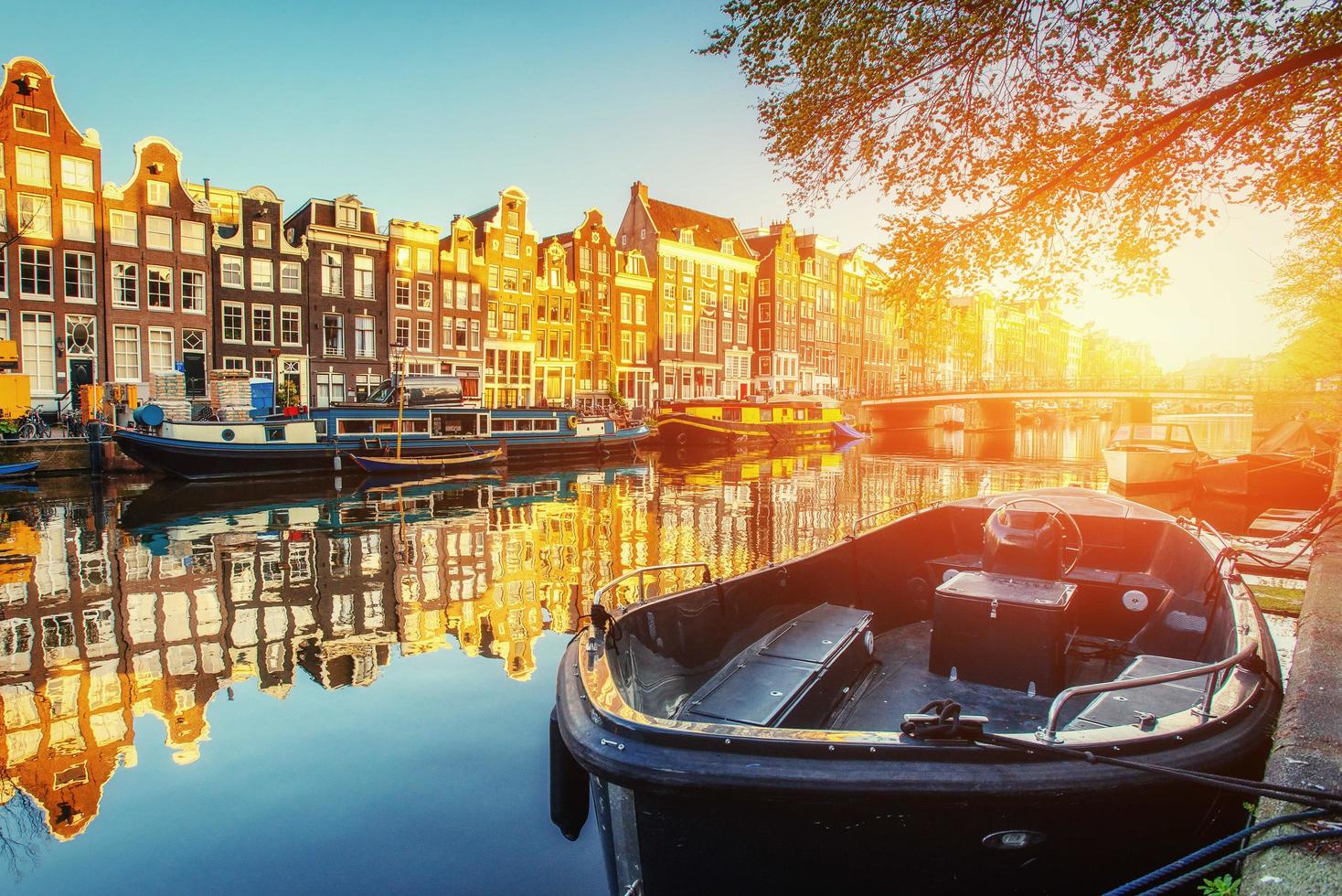 Kanal bei Sonnenuntergang. Amsterdam ist die Hauptstadt foto