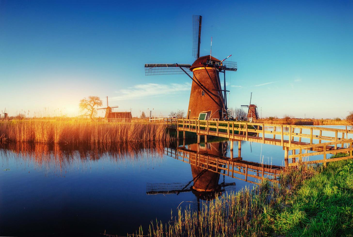 die straße, die vom kanal zu den holländischen windmühlen führt foto