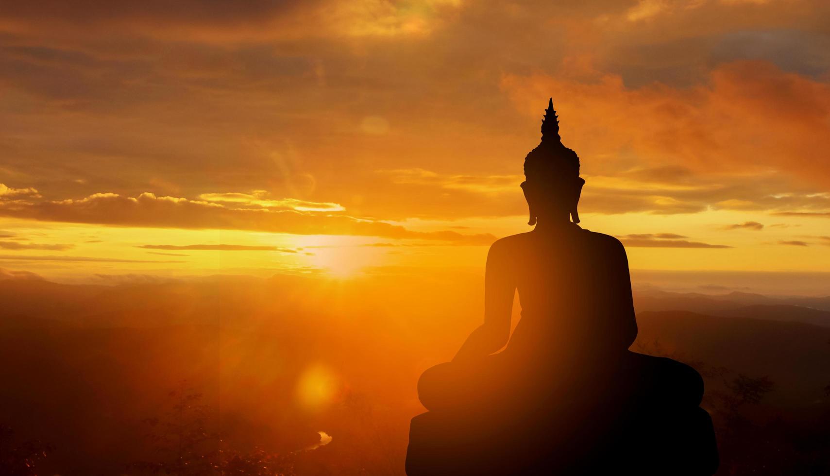Buddha-Silhouette auf goldenem Sonnenuntergang Hintergrund Überzeugungen des Buddhismus foto