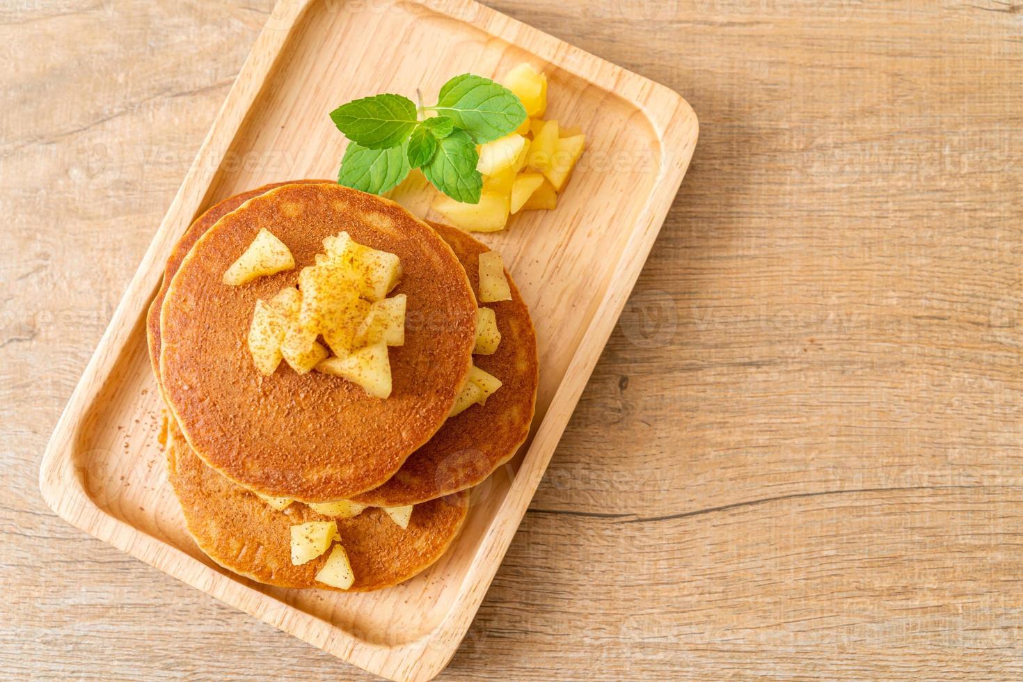 Apfelpfannkuchen oder Apfelcrepe foto