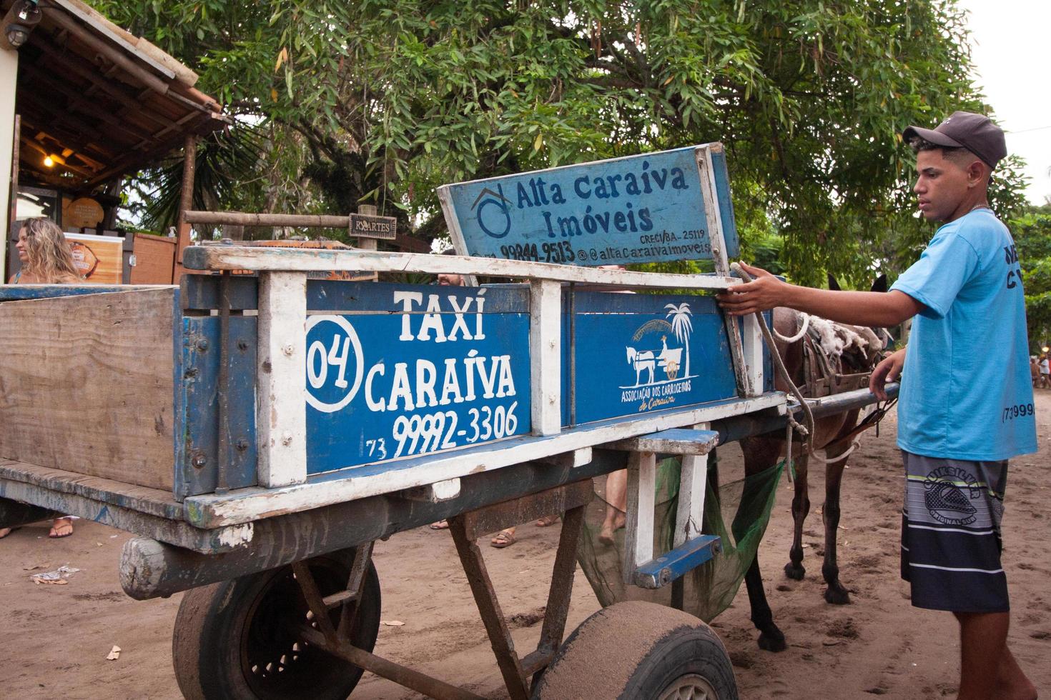 caraiva, bahia, brasilien, 6. märz 2022 lokaler pferdekutschentaxiservice im dorf caraiva. nur für Koffer keine Passagiere erlaubt foto
