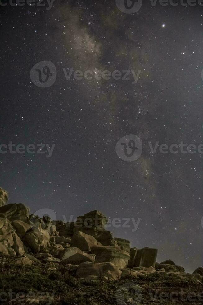 atemberaubende milchstraßengalaxie bei nacht foto