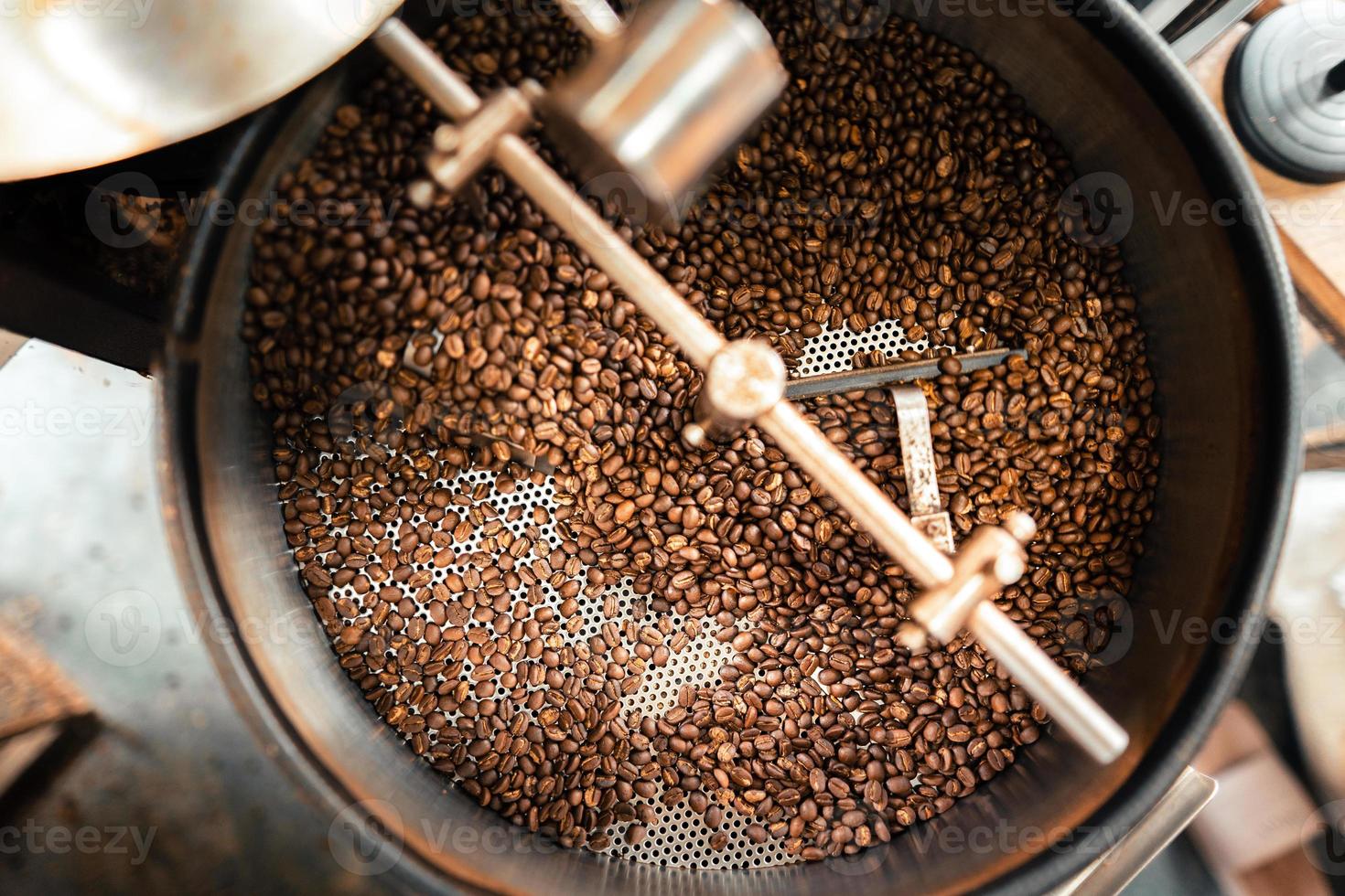 geröstete Kaffeebohnen in einer Kühlmaschine foto