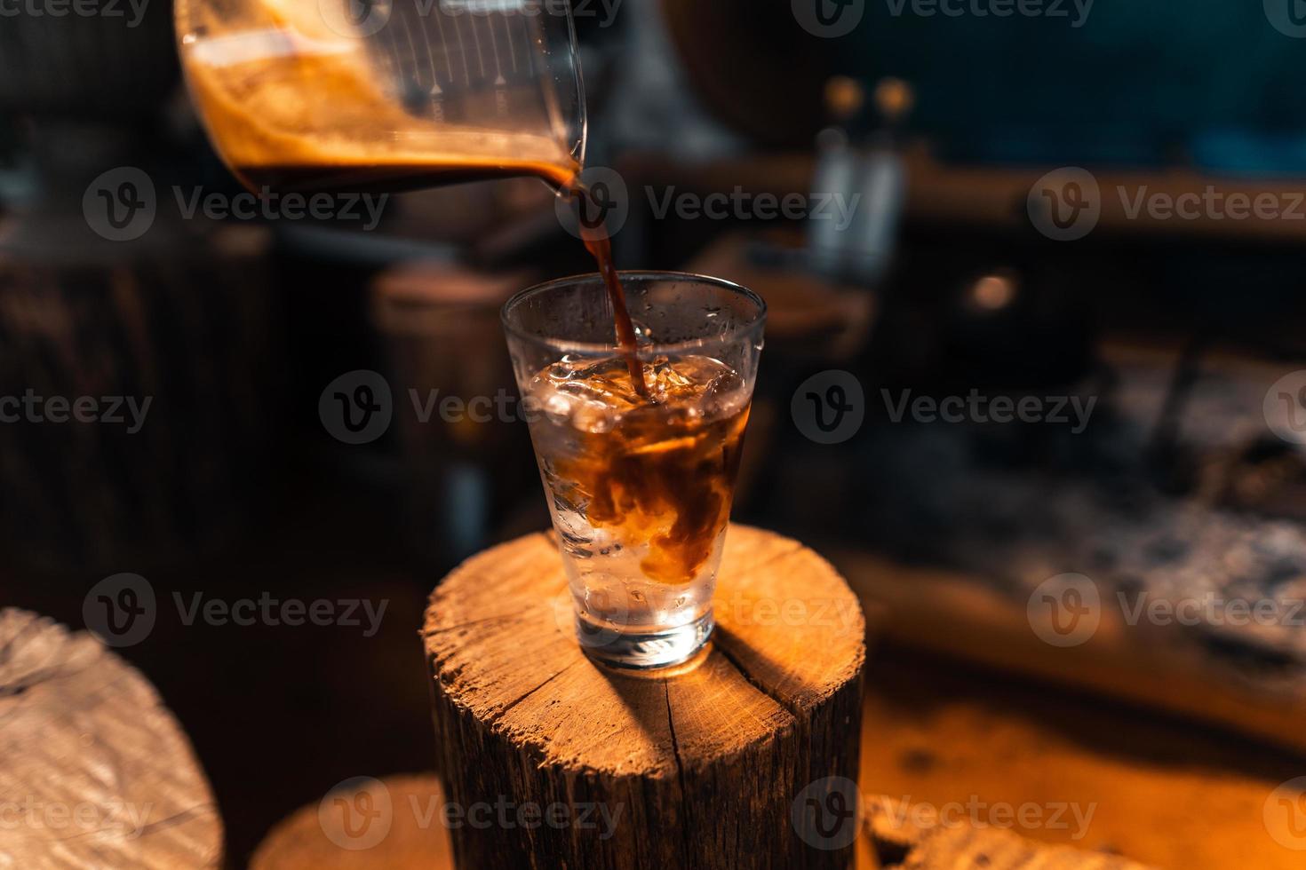 Eiskaffee in einem Glas Eiskaffee zubereiten foto