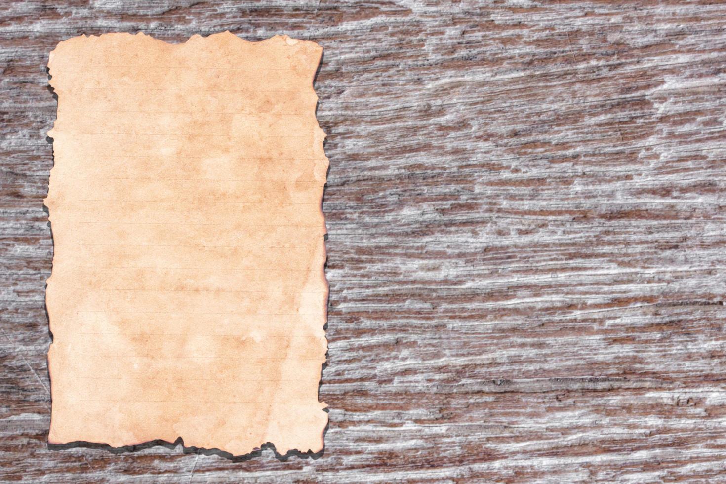 altes Papier auf braunem gealtertem Holz foto