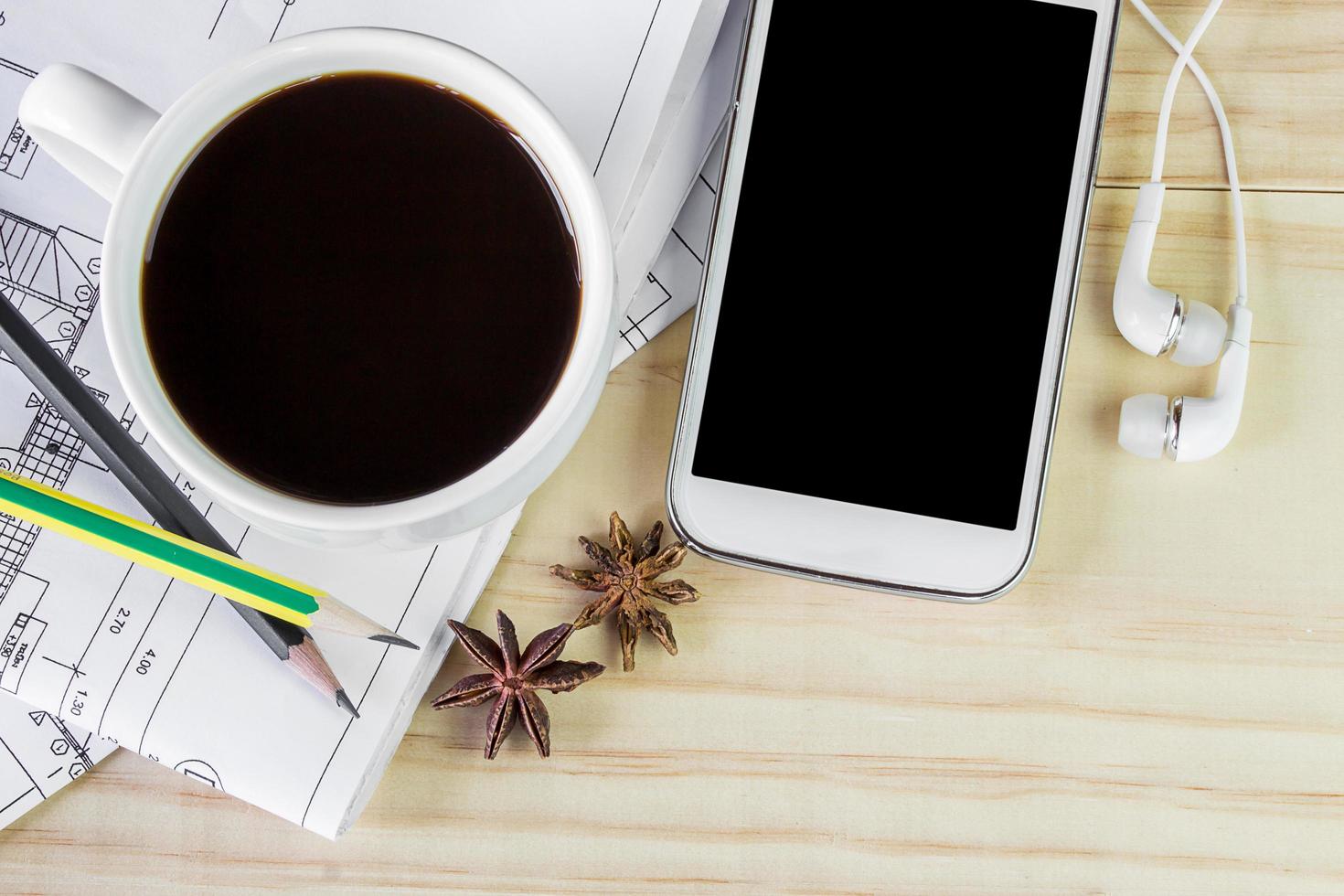 Smartphone-Tasse Kaffee und Plankonstruktion foto