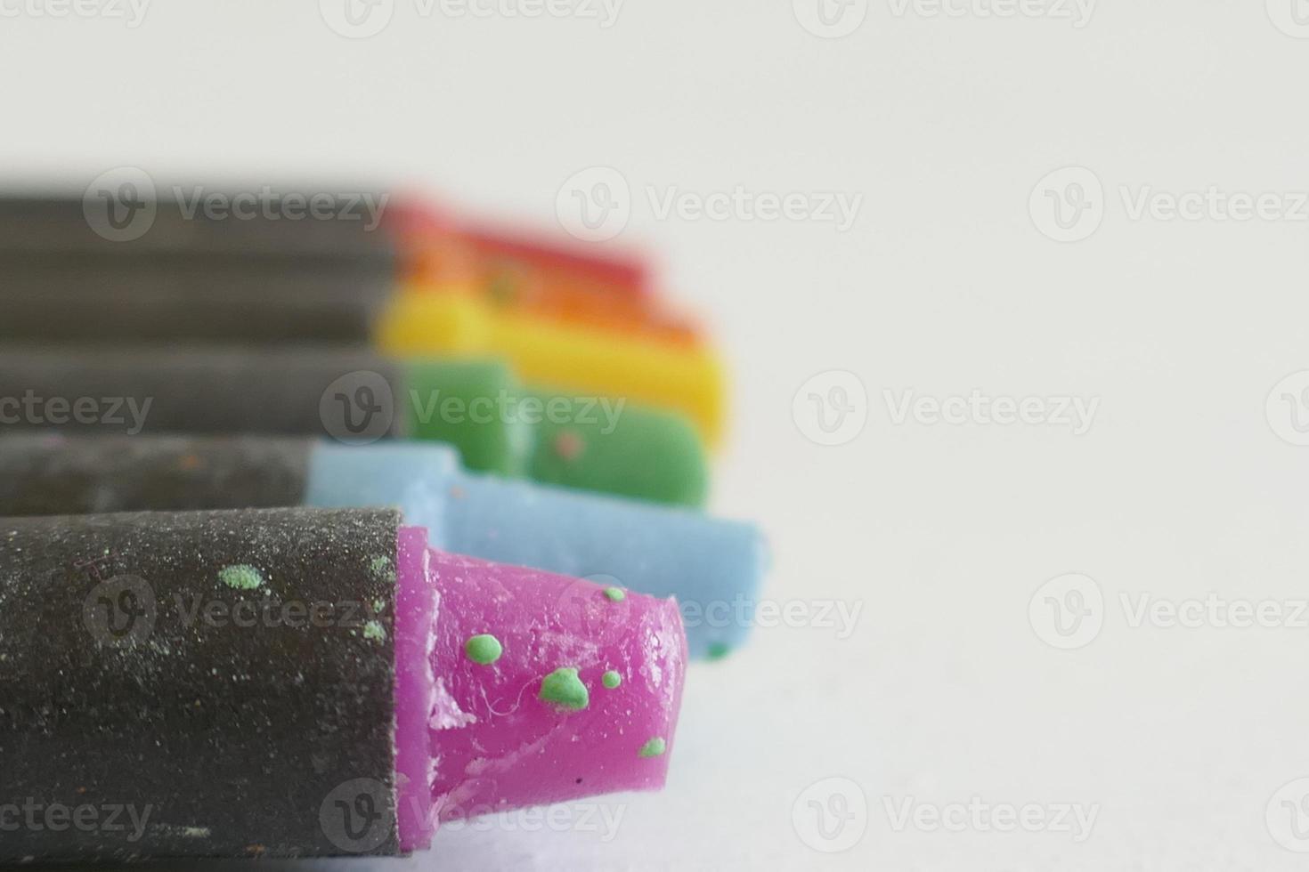mehrfarbige Buntstifte vor weißem Hintergrund foto