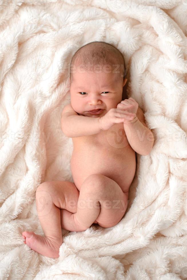 Nahaufnahme schönes schlafendes Babymädchen. Neugeborenes Mädchen, eingeschlafen foto