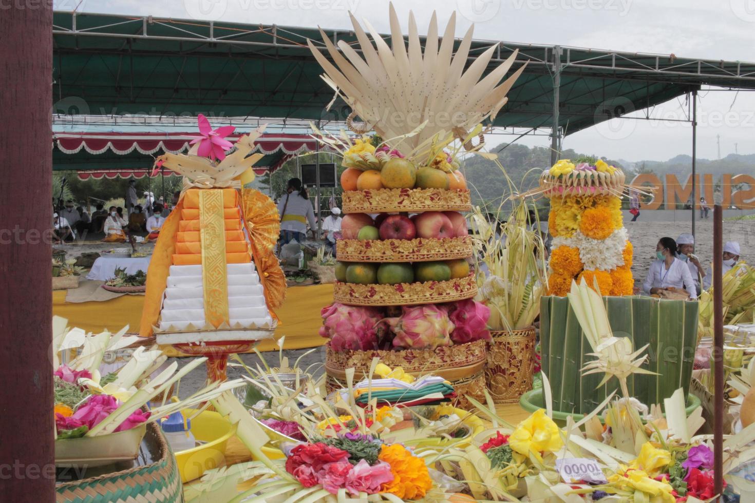 Opfergaben bei der Nyepi-Zeremonie der indonesischen Hindus. foto