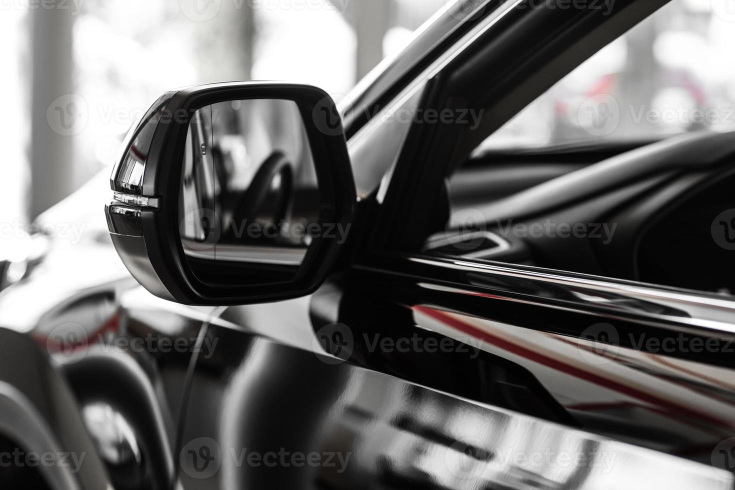 Seite rechts schwarzer Kunststoff-Rückspiegel auf einem weißen Auto. Außenspiegel  auf der Beifahrerseite, elektrisch einstell- und beheizbar. 8945444 Stock-Photo  bei Vecteezy