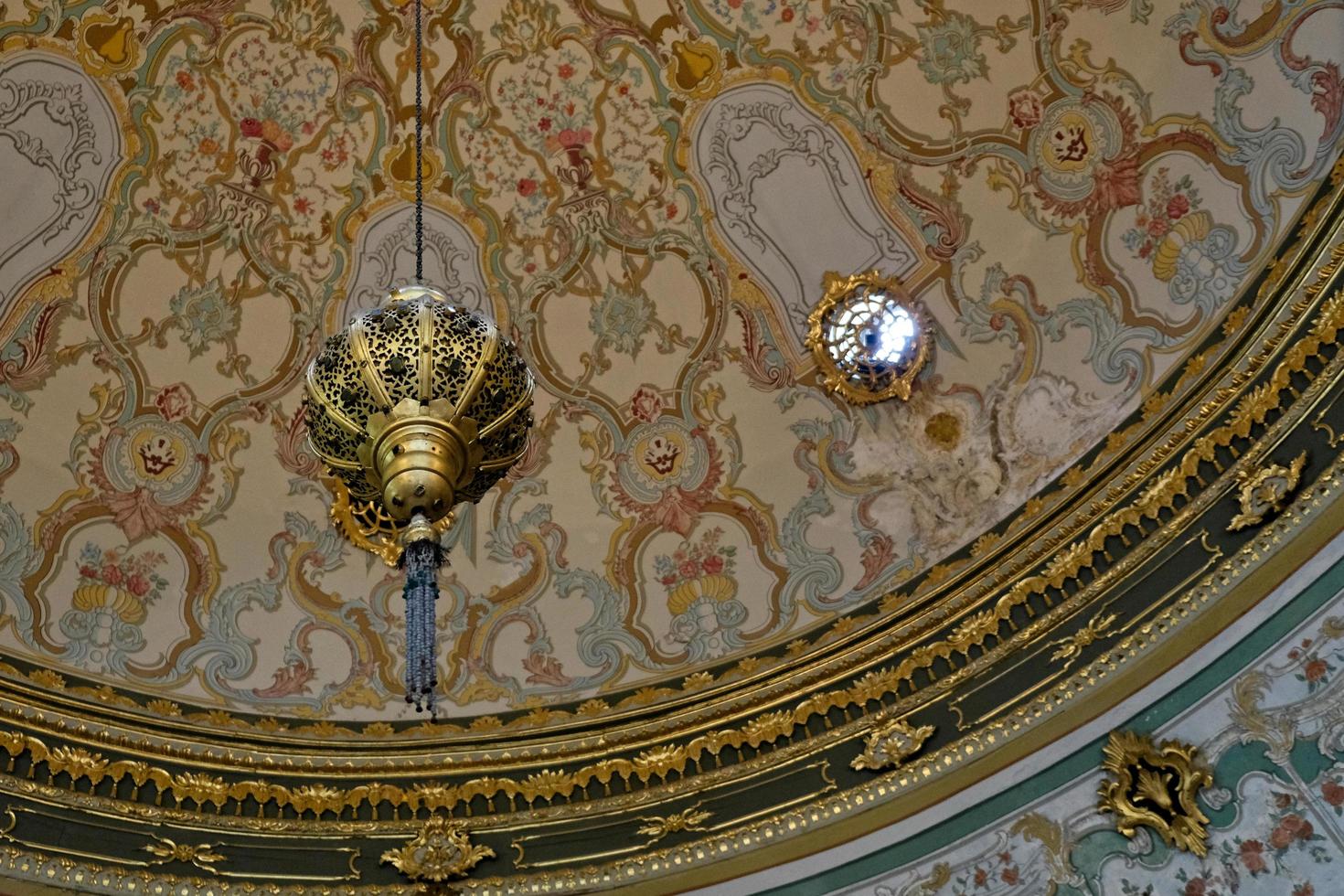 istanbul, türkei, 2018 - reich verzierte decke im topkapi-palast und museum in istanbul, türkei am 27. mai 2018 foto